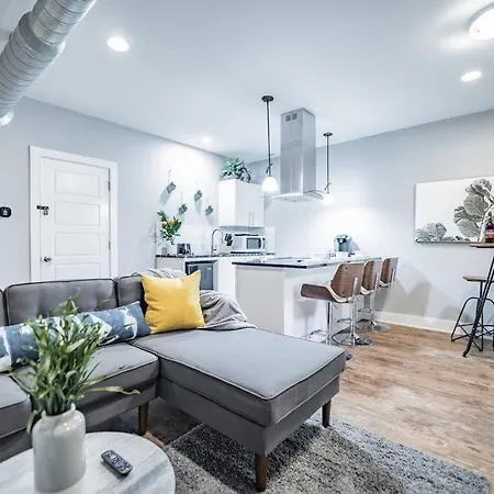Villa Contemporary 2Br2Ba W-King - Den - Private Entry-Yard